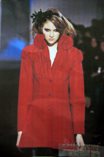 91011A-36    CHANEL  RED WOOL COAT SIZE 2 4 6. (2)PRICE USD51