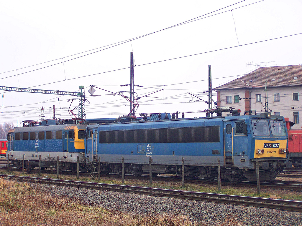 V63 - 027 + V43 - 3333 Dombóvár (2011.02.17).