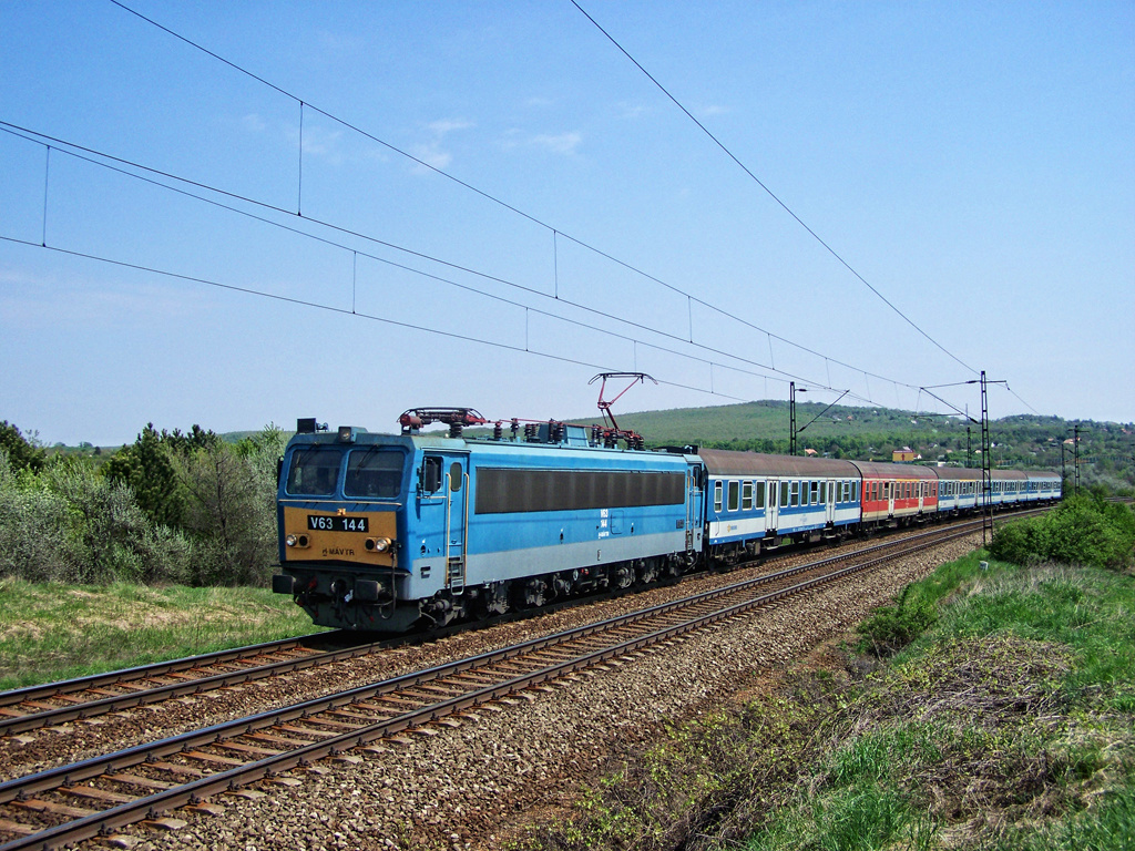 V63 - 144 Biatorbágy (2011.04.23)02