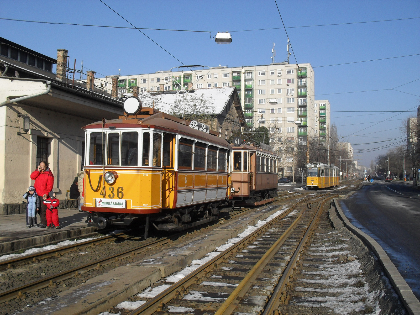 Budafok, kocsiszín előtt