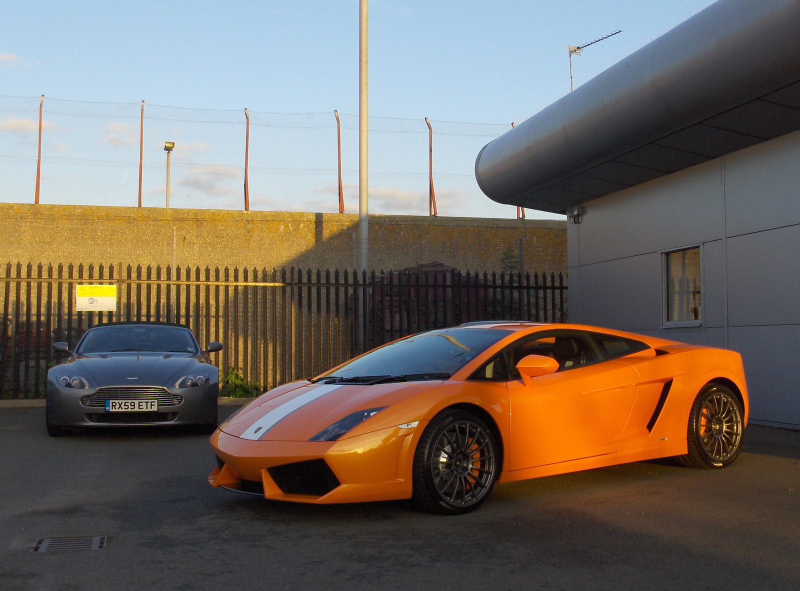 Lamborghini Gallardo LP550-2 - Aston Martin V8 Vantage Roadster