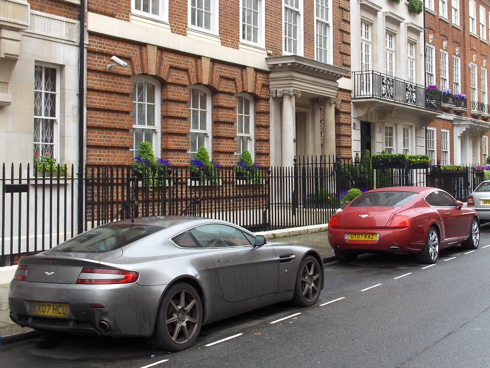 Bentley Continental GT - Aston Martin V8 Vantage