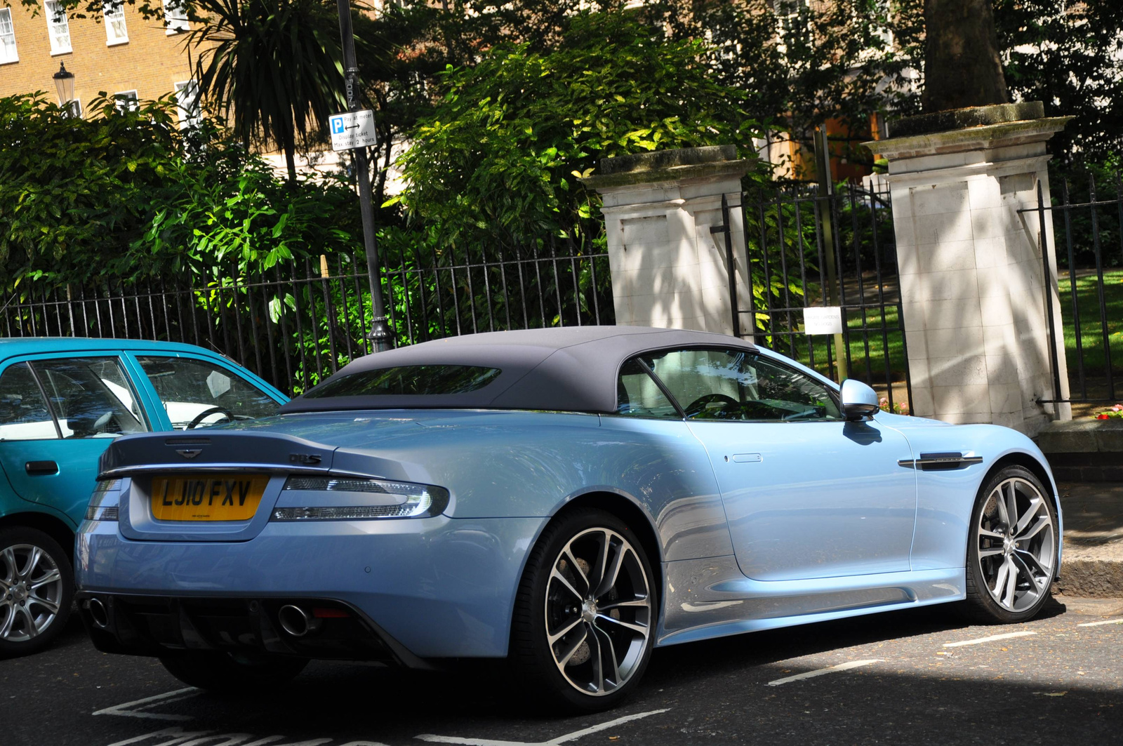 Aston Martin DBS Volante