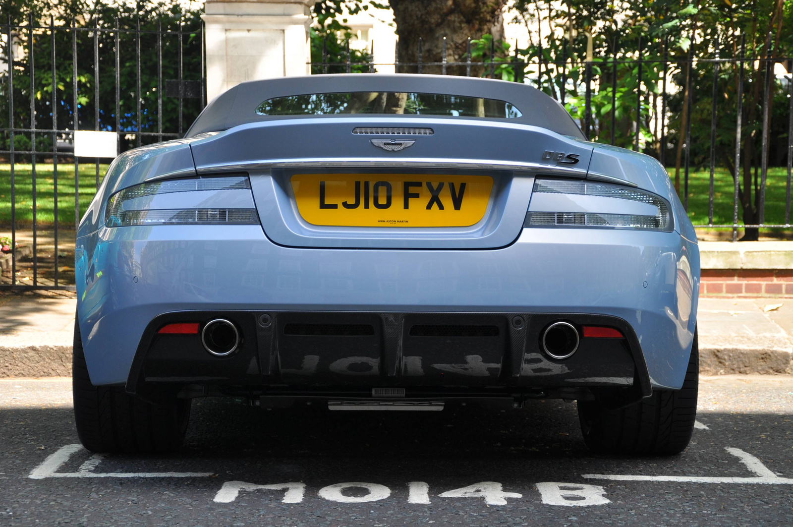 Aston Martin DBS Volante