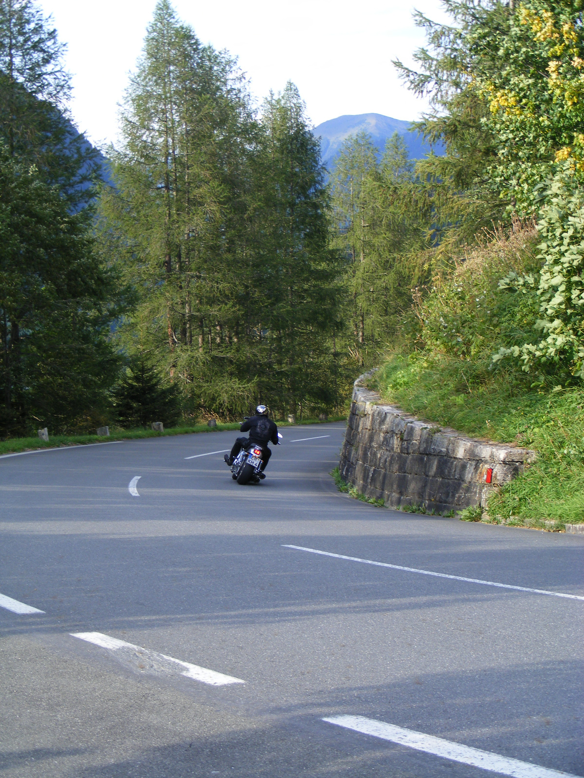 Motoros a kanyarban