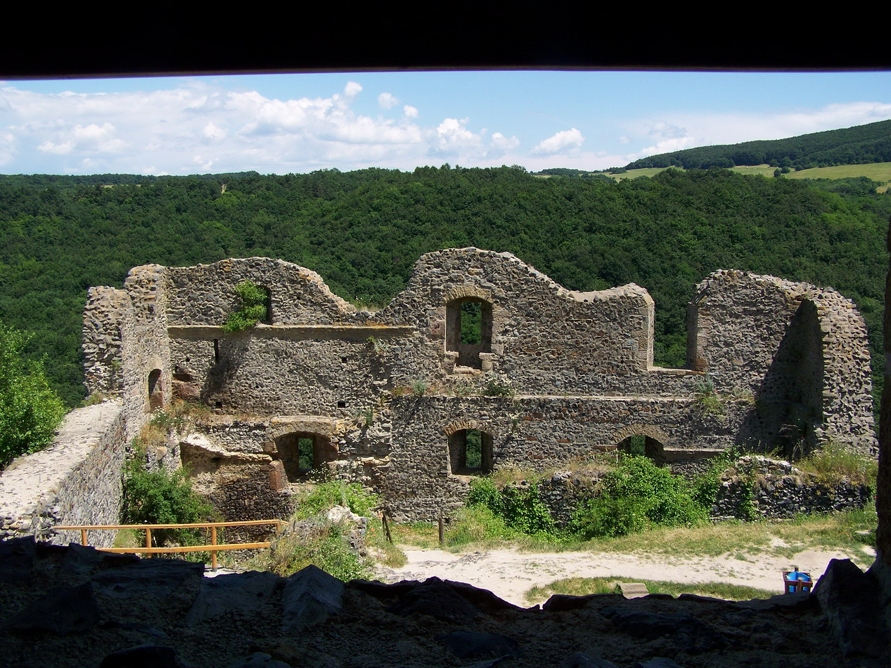 Somoskői vár, a nyugati várfal maradványa belűlről