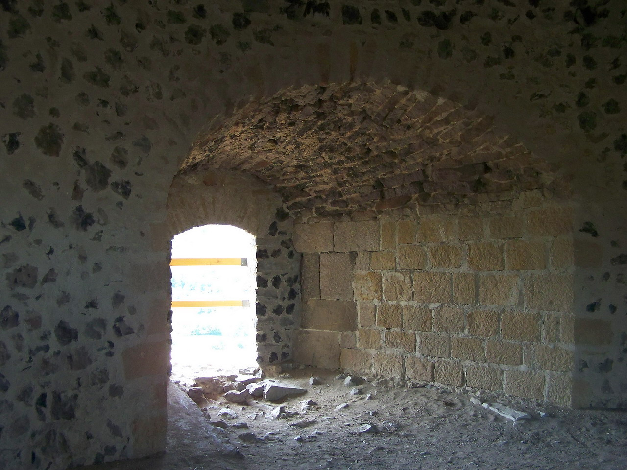 Somoskői vár, az északi torony déli lőrése