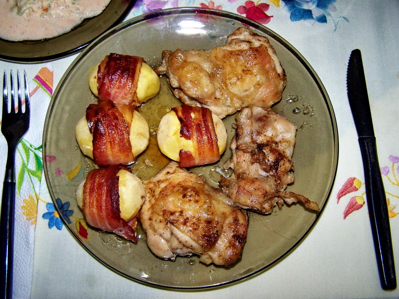 ennivaló, grilles csirkecomb baconos burgonyával
