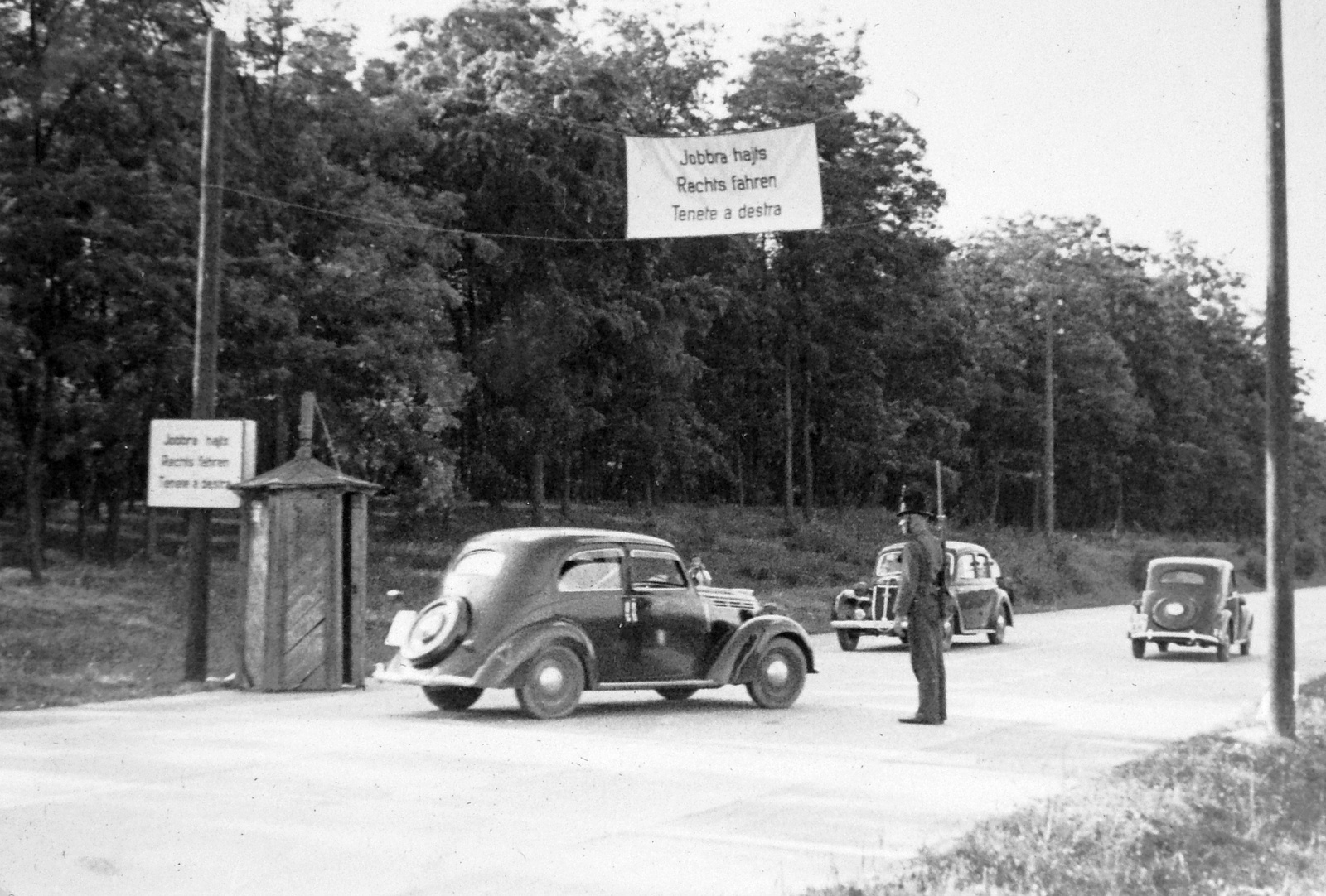 Jobbra hajts bevezetése Magyarországon 1941 (fotó Fortepan)