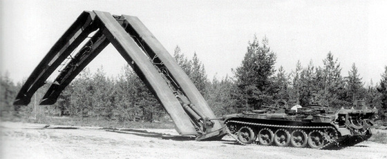 T-55 hídvető harckocsi működés közben