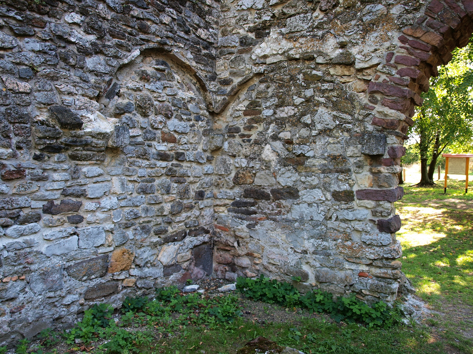 Aszófő, Kövesdi templomrom 08