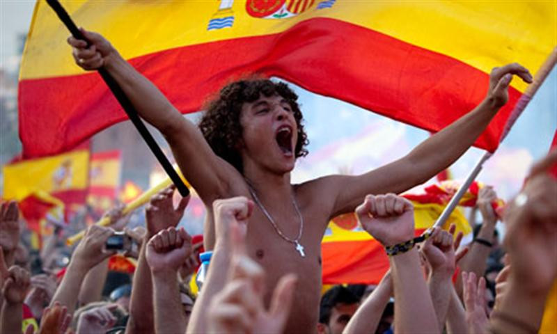 Fans-celebrate-in-Barcelo-006 (Medium)