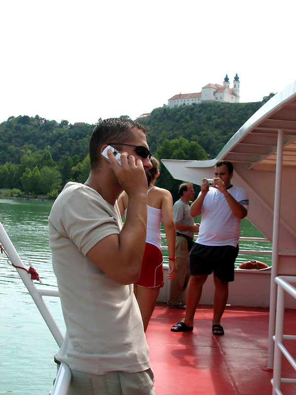 psz napszemüvegben hajón telefonálós