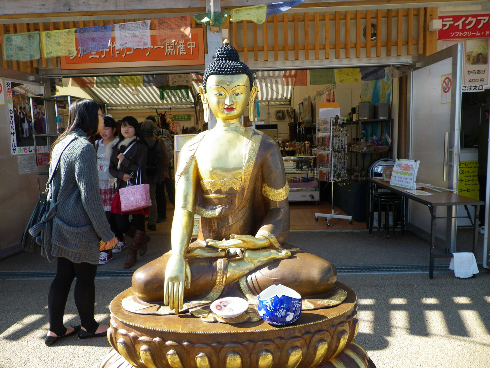 Arany Buddha egy ajándékbolt előtt.